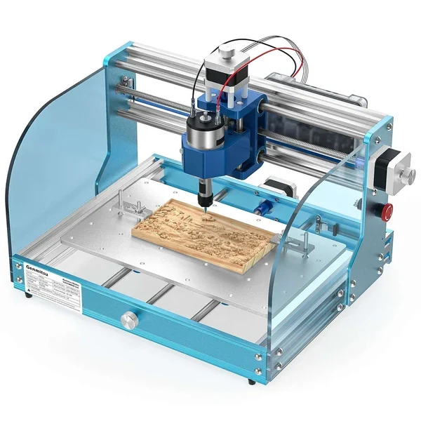 Genmitsu 3018-PROVer V2 w standardowej konfiguracji z otwartą strefą roboczą i niewielkim wrzecionem. Fotografia producenta: SainSmart — 3018-PROVer V2.