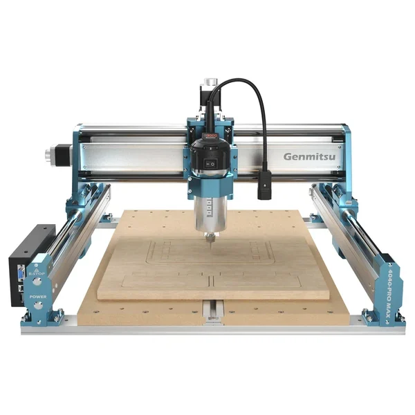 Genmitsu 4040-PRO MAX z pełnym stołem roboczym i cięższą bramą niż w wariancie Reno. Fotografia producenta: SainSmart — 4040-PRO MAX.