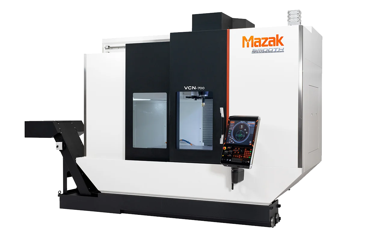 Mazak VCN-700 z szerokimi drzwiami strefy roboczej. Fotografia producenta: Mazak — VCN.