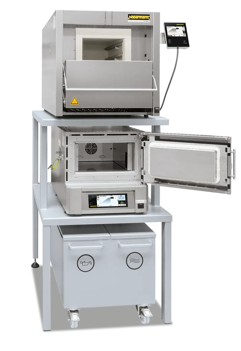 Nabertherm KHS 17: piec hartowniczy zestawiony z kąpielą chłodzącą i wyposażeniem stanowiska. Fotografia producenta: Nabertherm — piece do hartowania.