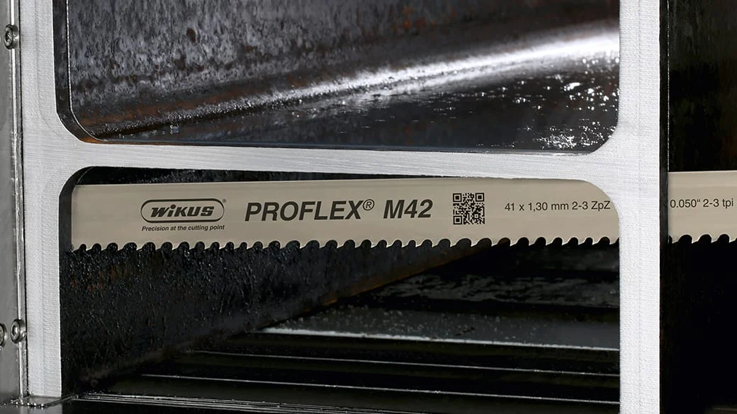 Taśma PROFLEX M42 w profilu konstrukcyjnym. Zdjęcie pokazuje cykliczne wejście zębów w cienkie ścianki, przerwy kontaktu oraz potrzebę jednoczesnego mocowania i geometrii odpornej na udar. Fotografia producenta: WIKUS — PROFLEX M42.